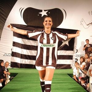 Com visual 'alvinegro', o Tênis Balé adidas Originals by Jennie Superstar SQ é uma opção para quem quer combinar o calçado com a camisa do Botafogo e ainda apostar em uma produção moderna; atriz Flávia Alessandra é uma das trocedoras famosas do time carioca