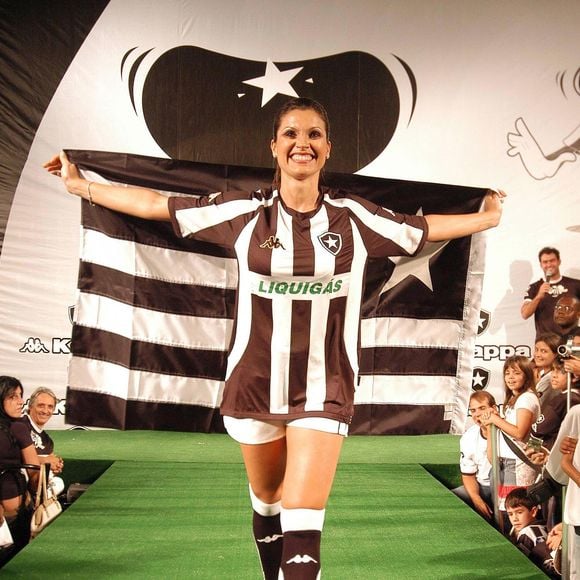 Com visual 'alvinegro', o Tênis Balé adidas Originals by Jennie Superstar SQ é uma opção para quem quer combinar o calçado com a camisa do Botafogo e ainda apostar em uma produção moderna; atriz Flávia Alessandra é uma das trocedoras famosas do time carioca