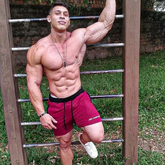 Ramon Dino continuou praticando calistenia por um bom tempo