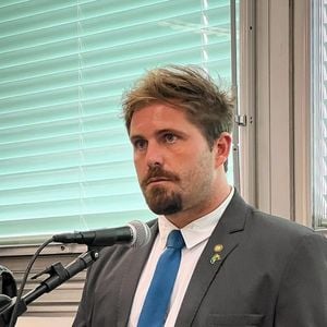 Bruno Gagliasso e o irmão, Thiago Gagliasso, estão em campos opostos por conta da política: 'Você nunca vai me ver falando alguma coisa (ruim) dele'