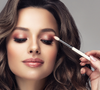 Uma boa dica para aplicar sombras é escolher tons que combinem com a cor dos seus olhos