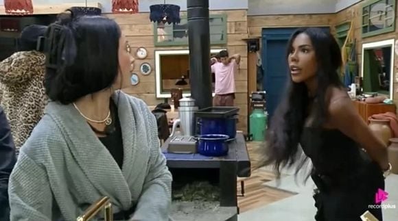'A Fazenda 17': Rayane Figliuzzi e Carol Lekker têm trocado ásperas farpas no reality