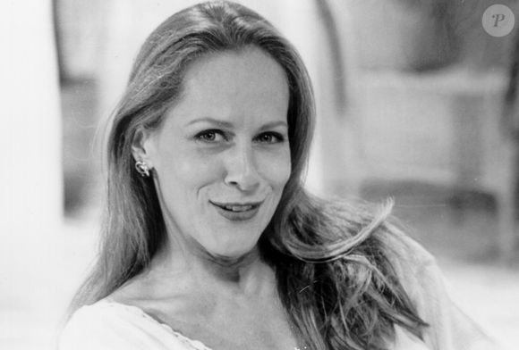 Na novela 'A Viagem', Estela ainda sofre, nos capítulos finais, com a morte da mãe, Maroca.