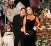 Leonardo e Poliana prestigiaram a neta Maria Sophia em uma noite marcada por glamour, decoração floral e clima de gala