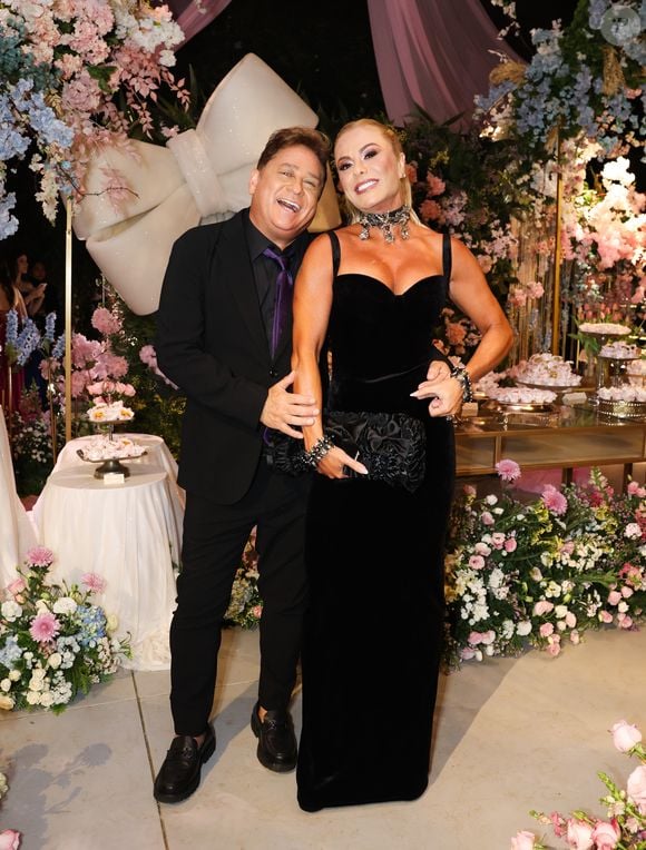 Leonardo e Poliana prestigiaram a neta Maria Sophia em uma noite marcada por glamour, decoração floral e clima de gala