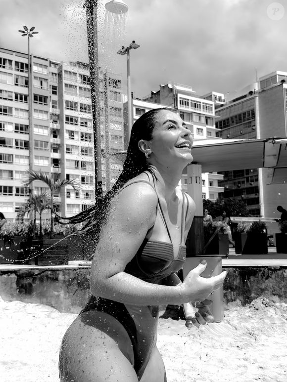 Além do corpo real e belíssimo, Paolla Oliveira também deixou à mostra uma tatuagem na costela que raramente aparece