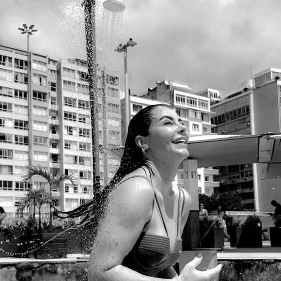 Além do corpo real e belíssimo, Paolla Oliveira também deixou à mostra uma tatuagem na costela que raramente aparece