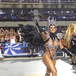 Viviane Araújo saudou a plateia na Marquês de Sapucaí durante a segunda noite de desfile do RJ - Foto: Brazilnews/Agnews