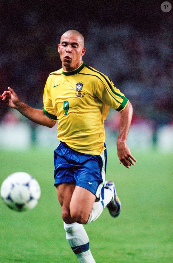 Ronaldo Fenômeno, na verdade, tinha problemas bem maiores na época. Sua performance aquém da expectativa dos torcedores rendeu críticas na Copa do Mundo de 1998