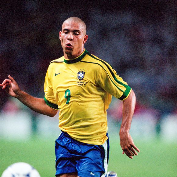 Ronaldo Fenômeno, na verdade, tinha problemas bem maiores na época. Sua performance aquém da expectativa dos torcedores rendeu críticas na Copa do Mundo de 1998