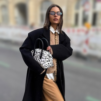 Parecem sapatilhas de balé, mas são Converse: esse novo tênis na cor 'canjica com amendoim' é ideal para mulheres elegantes combinarem com calça cotelê no inverno