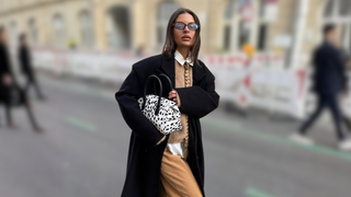 Parecem sapatilhas de balé, mas são Converse: esse novo tênis na cor 'canjica com amendoim' é ideal para mulheres elegantes combinarem com calça cotelê no inverno
