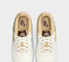 O estilo 'clean girl' não precisa excluir peças criativas. A nova versão do Nike Air Force 1 mostra que é possível apostar em um tênis divertido, sofisticado e fácil de combinar com produções básicas