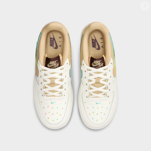 O estilo 'clean girl' não precisa excluir peças criativas. A nova versão do Nike Air Force 1 mostra que é possível apostar em um tênis divertido, sofisticado e fácil de combinar com produções básicas