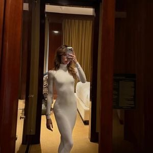 O vestido de noiva de Esther Marques carrega um peso histórico: é a última criação assinada por Pieter Mulier como diretor criativo da Maison Alaïa