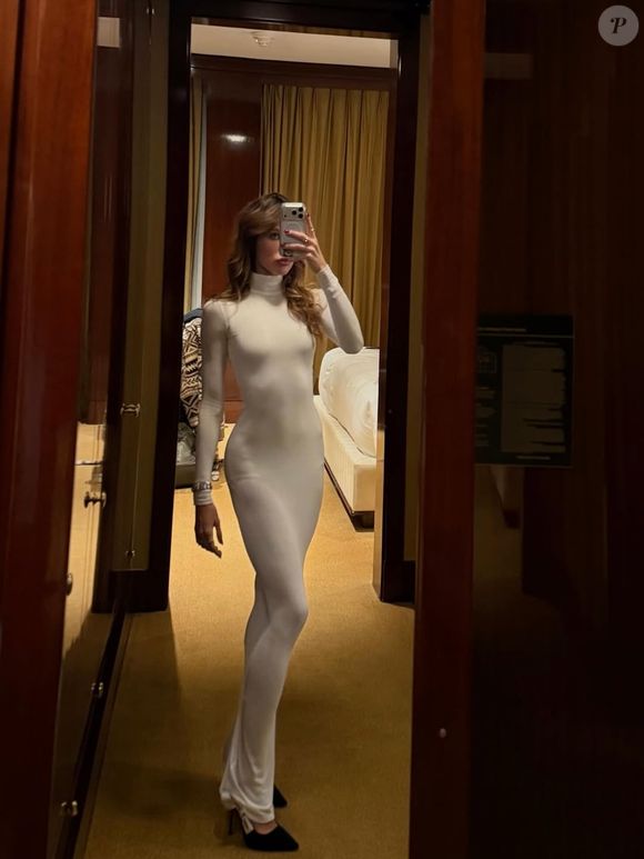 O vestido de noiva de Esther Marques carrega um peso histórico: é a última criação assinada por Pieter Mulier como diretor criativo da Maison Alaïa