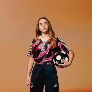 A colaboração entre Adidas, Real Madrid e Farm Rio também destaca a influência brasileira na história do clube espanhol. Jogadores como Kaká e Marcelo ajudaram a construir essa trajetória ao longo das décadas, levando talento, personalidade e cultura aos torcedores de diferentes partes do mundo