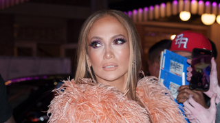 Prestes a completar 56 anos, Jennifer Lopez usa botox para tratar problema de saúde; médica explica benefícios