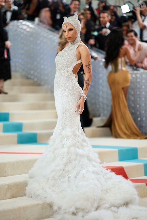 Doja Cat incorporou uma versão felina de si mesma, usando um vestido com orelhas e maquiagem prostética, em homenagem a Karl Lagerfeld e seu gato Choupette.