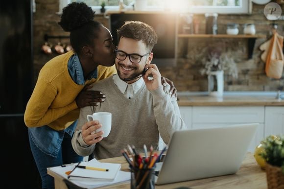 Romance no escritório? Olhares intensos, proximidade física e nervosismo estão entre os sinais de atração no ambiente de trabalho