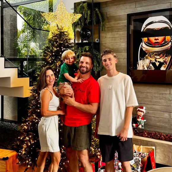 Natal 2024: Cássio Reis e Fernanda Vasconcellos posam em família