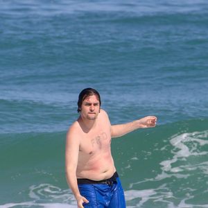 Aparência diferente de Felipe Dylon, que também destacou uma tatuagem no peito com suas iniciais, viralizou na web