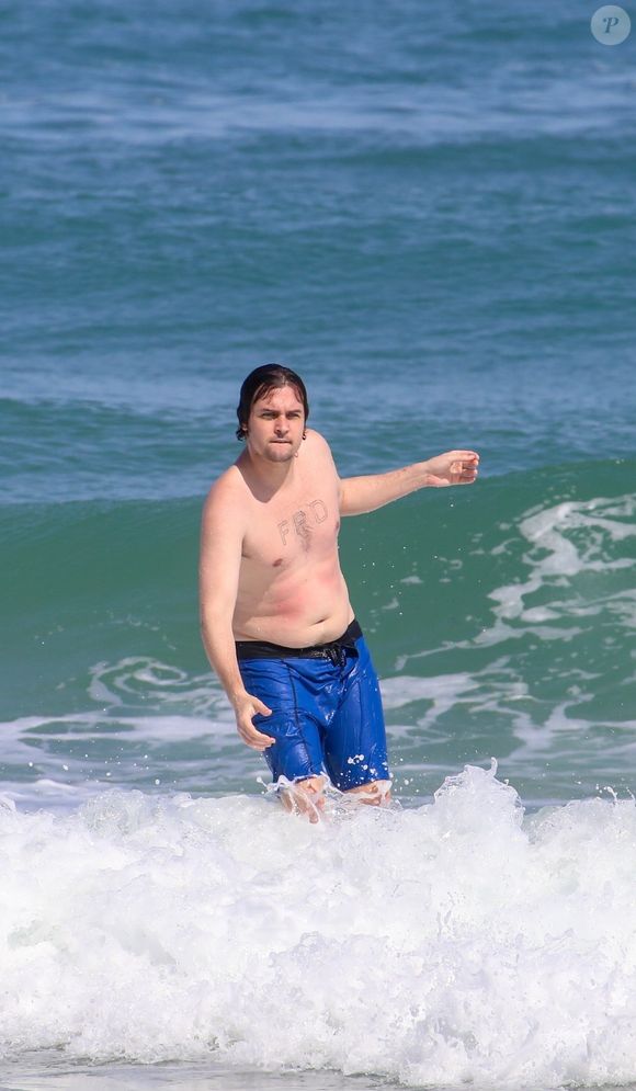 Aparência diferente de Felipe Dylon, que também destacou uma tatuagem no peito com suas iniciais, viralizou na web