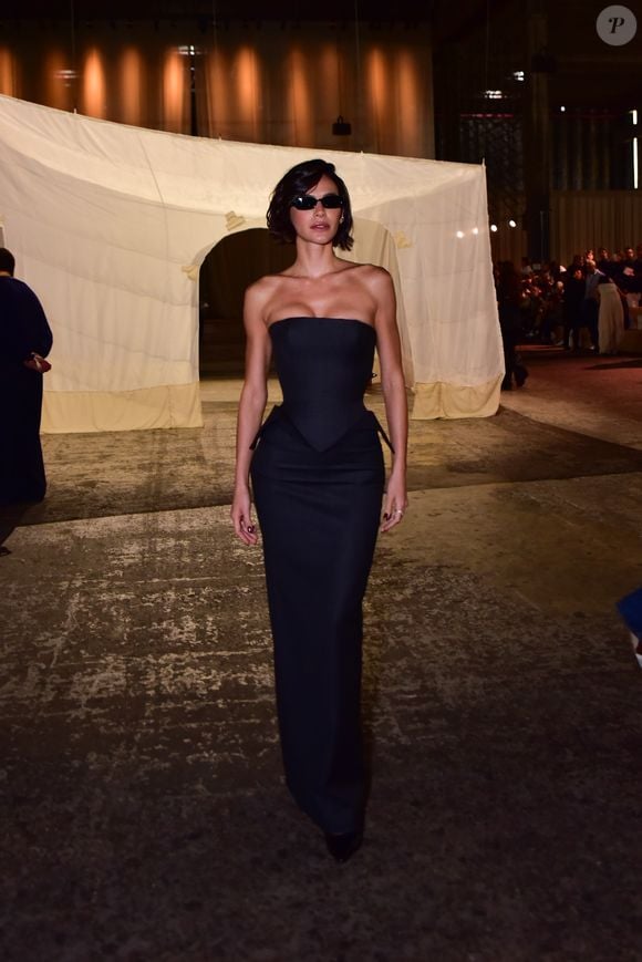Dentro do evento, Bruna Marquezine ainda incrementou o look com óculos de sol super estilosos