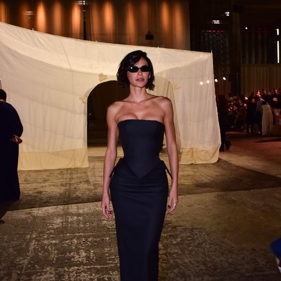 Dentro do evento, Bruna Marquezine ainda incrementou o look com óculos de sol super estilosos