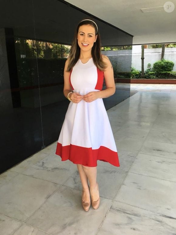 Acessórios como tiaras também passaram a cumprir parte do seu estilo