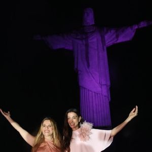 Mônica Martelli e Ingrid Guimarães apostaram em vestidos rosa para o evento do Outubro Rosa no Rio. Os looks das atrizes somam cerca de R$ 18,8 mil