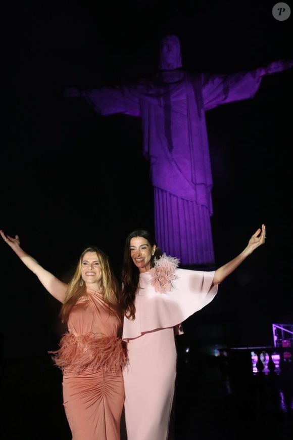 Mônica Martelli e Ingrid Guimarães apostaram em vestidos rosa para o evento do Outubro Rosa no Rio. Os looks das atrizes somam cerca de R$ 18,8 mil