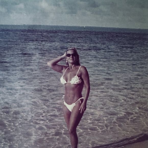 Com uma barriga trincada e pernas super definidas, fotos de Vera Fischer renderam elogios dos fãs