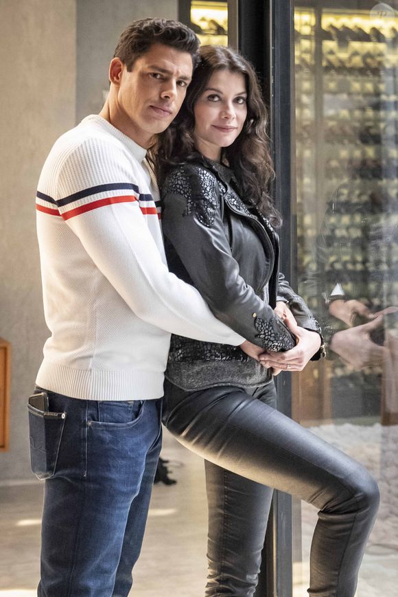 Cauã Reymond também foi namorado de Alinne Moraes - foto dos atores vivendo casal na novela 'Um Lugar ao Sol'