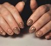 Os tons de inverno estão dando lugar às cores mais modernas da nova estação: marrons em todas as suas variações, ocres, bordôs e verdes começam a dominar os salões de beleza.