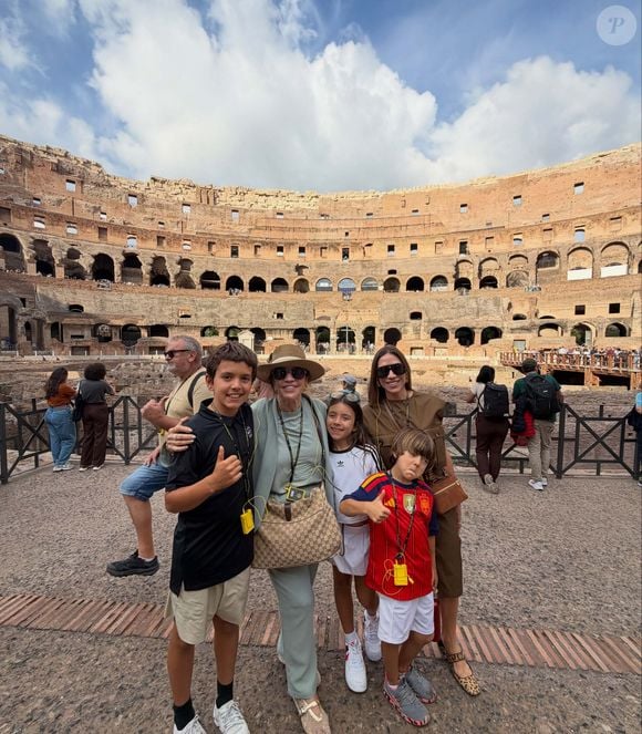 Patricia Abravanel compartilhou registros de sua viagem à Itália ao lado dos filhos e da mãe, Iris Abravanel. Segundo informações do Alô Alô Bahia, a apresentadora viajou sem a companhia do marido, Fabio Faria, em meio aos rumores de uma crise no casamento