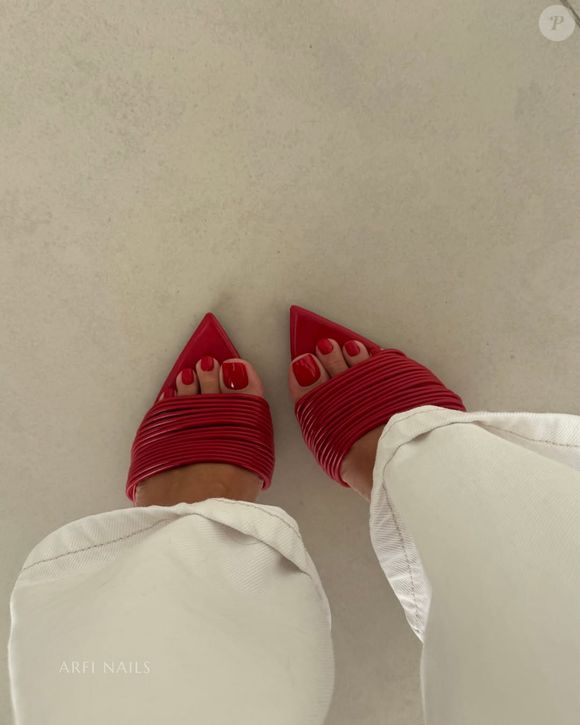 Independentemente da cor escolhida, o segredo da pedicure perfeita está no acabamento impecável e na escolha de tons que reflitam o estilo pessoal