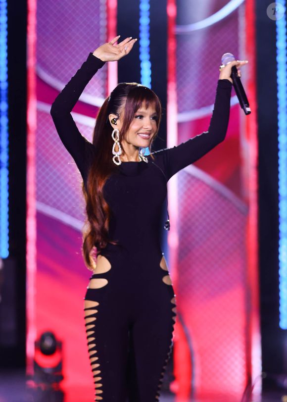 Corpo de Maiara foi destacado em macacão preto durante show