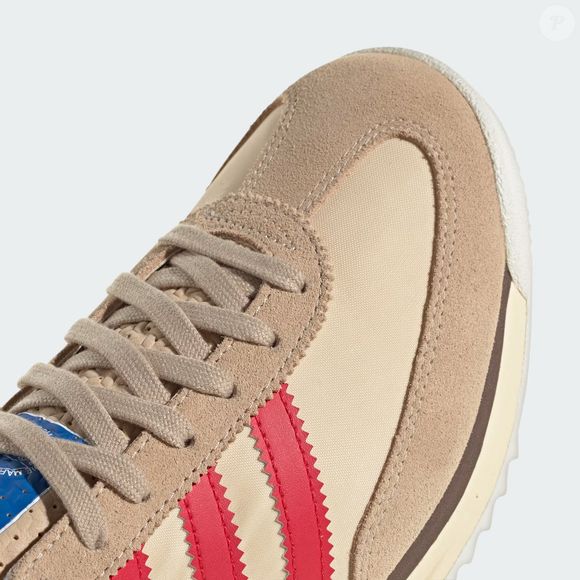 Além da cor versátil e do visual nostálgico, a própria Adidas alerta que o modelo tem forma grande e recomenda escolher um número menor do que o habitual
