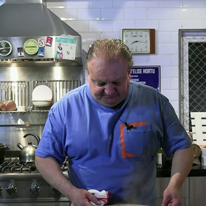 Quando estiver pronto, o peixe deve estar macio e soltando lascas
