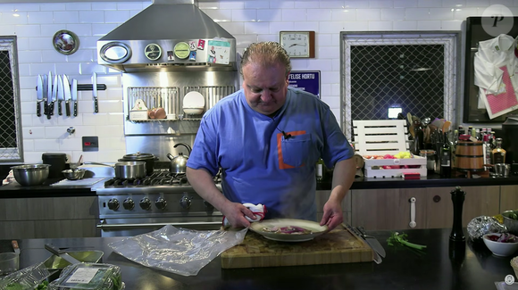 Quando estiver pronto, o peixe deve estar macio e soltando lascas