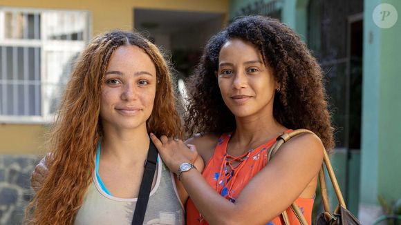 Gilda (Letícia Vieira) avisa a Raquel (Taís Araujo) sobre a prisão do namorado, que entra em desespero.