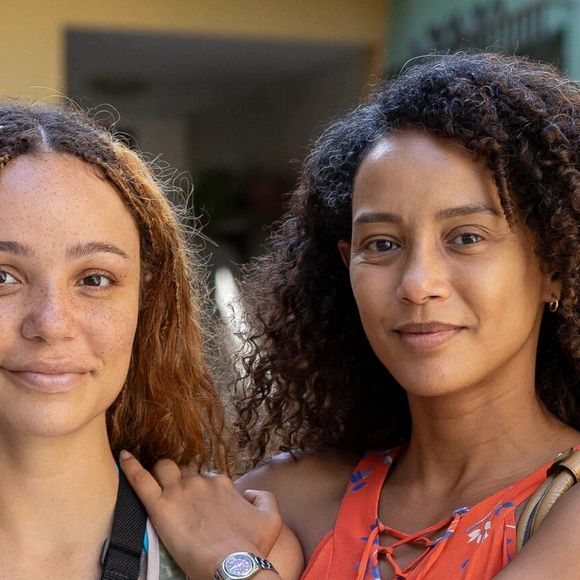 Gilda (Letícia Vieira) avisa a Raquel (Taís Araujo) sobre a prisão do namorado, que entra em desespero.