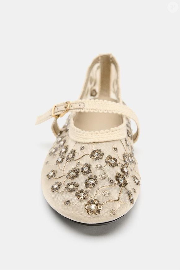 A sapatilha Mesh com Brilhos, da Zara, une transparência, bordados e brilho na medida certa para transformar qualquer look básico