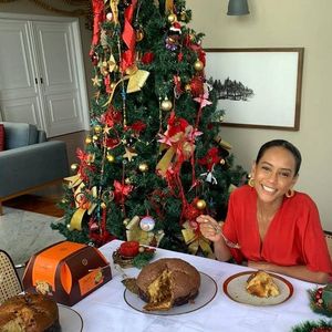 Em outra ocasião, Taís Araújo apostou em uma árvore mais 'magrinha' e minimalista. Contudo, o charme ainda está ali, vai! O importante é o espírito natalino!