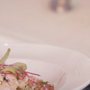 Aprendi no canal do YouTube do chef Henrique Fogaça uma receita de salada de grãos com camarão muito boa