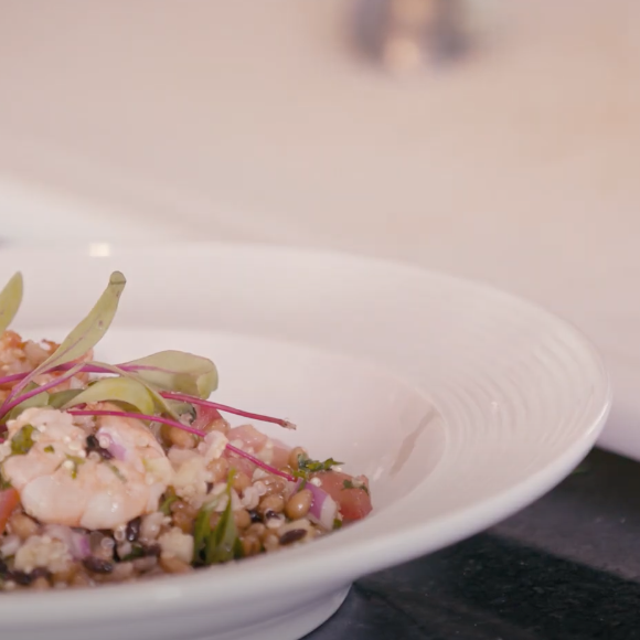 Aprendi no canal do YouTube do chef Henrique Fogaça uma receita de salada de grãos com camarão muito boa