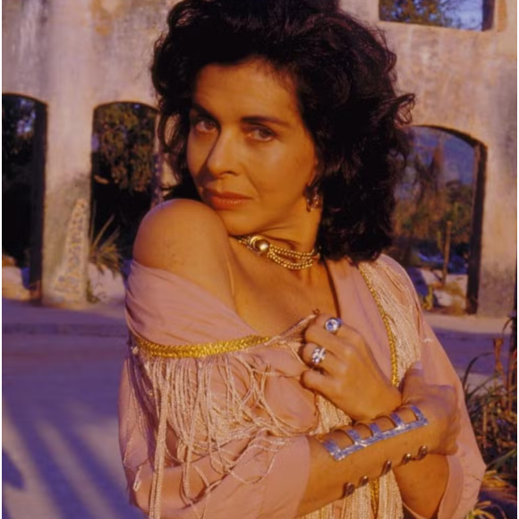 Betty Faria está no ar na pele de Tieta, na novela em exibição no 'Vale a Pena Ver de Novo'.