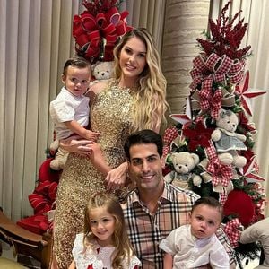 Bárbara Evans reuniu o marido, Gustavo Theodoro, e os filhos em foto de Natal. Filha de Monique Evans é mãe de Ayla, Álvaro e Antônio