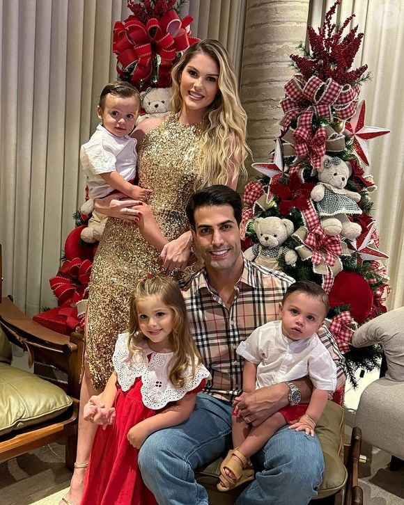 Bárbara Evans reuniu o marido, Gustavo Theodoro, e os filhos em foto de Natal. Filha de Monique Evans é mãe de Ayla, Álvaro e Antônio